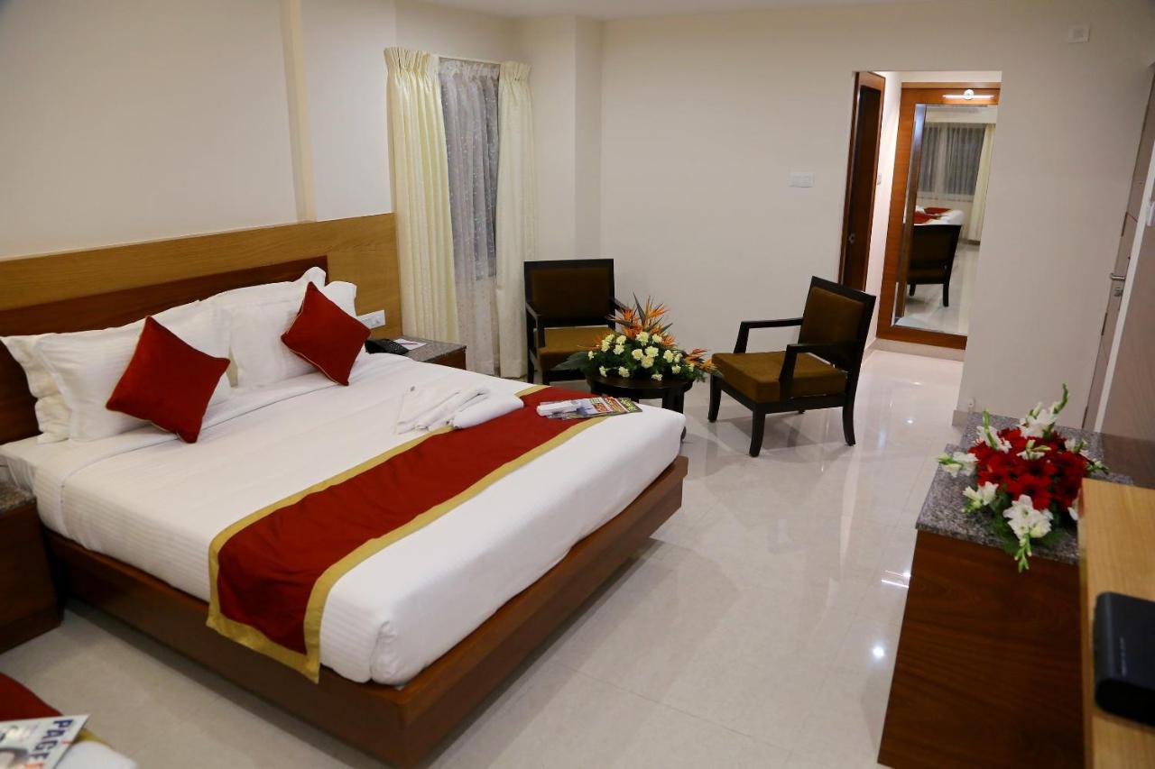 Hotel U.T.Elegance Бангалор Экстерьер фото