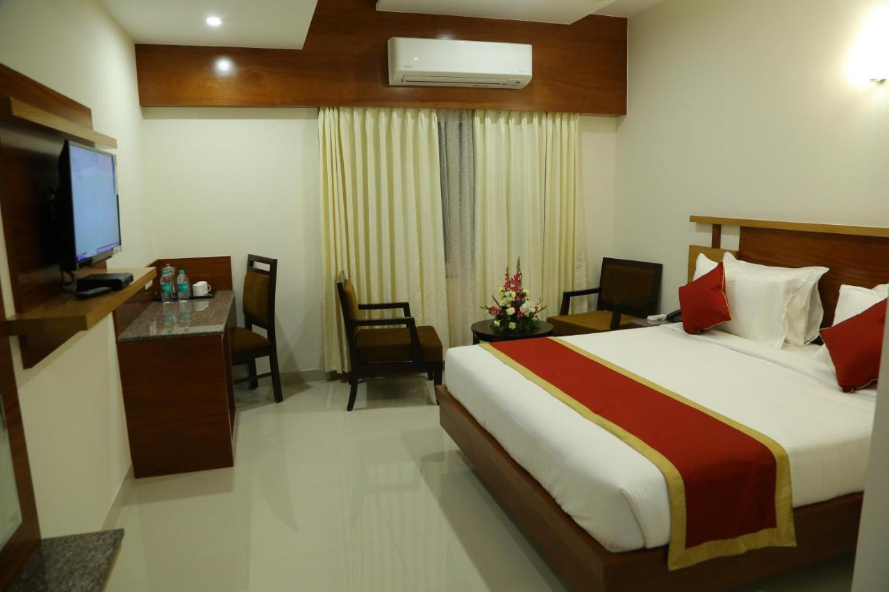 Hotel U.T.Elegance Бангалор Экстерьер фото